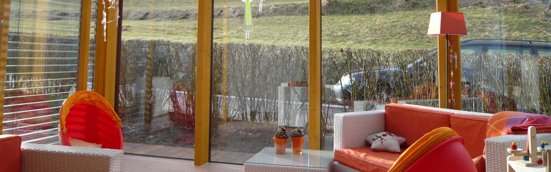 Wohnraum mit großen Fenster- und Glasflächen von Bühlmaier Fensterbau
