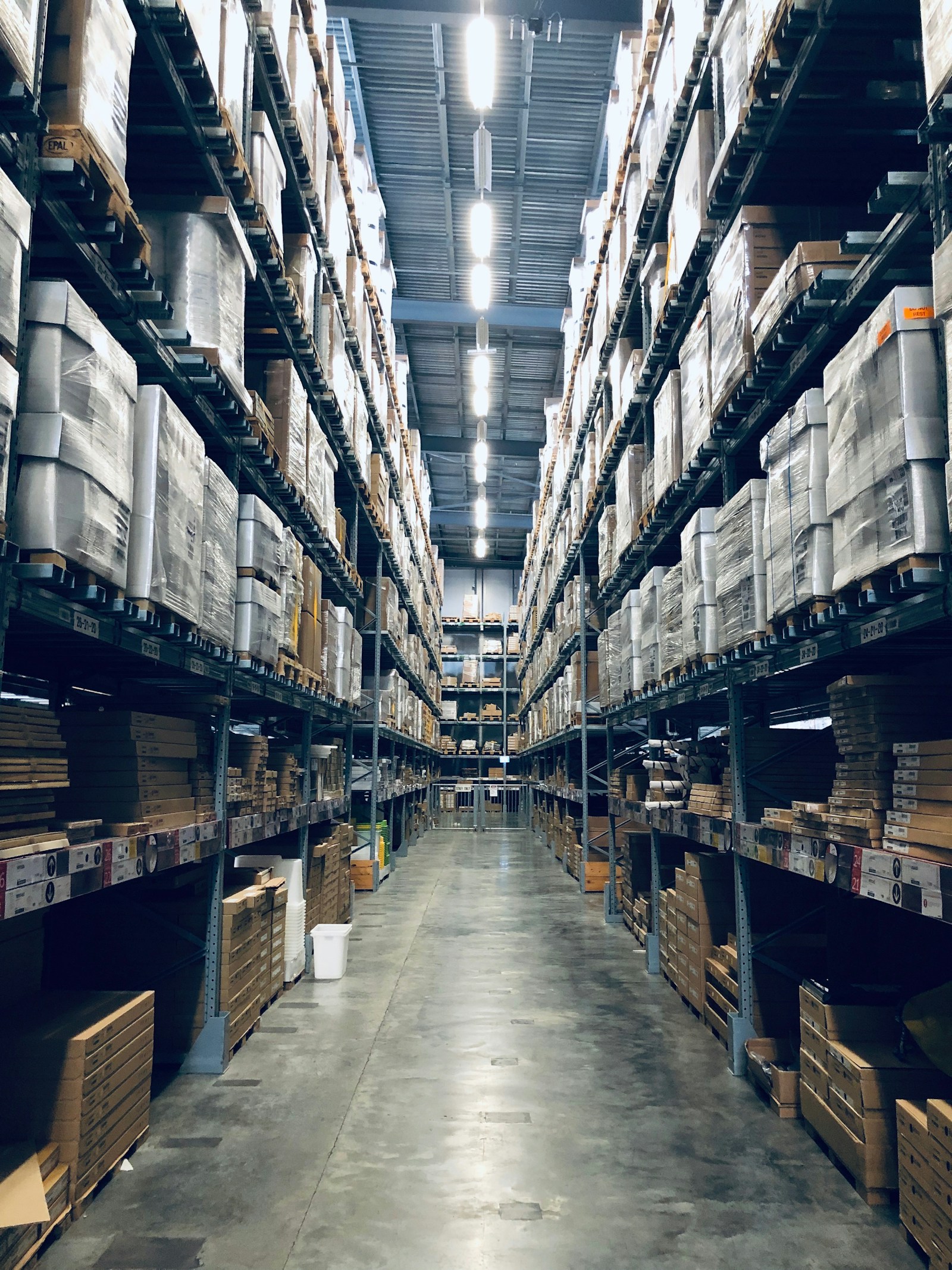 Lager- und Fulfillment-Motiv im Webauftritt der CD Commerce GmbH
