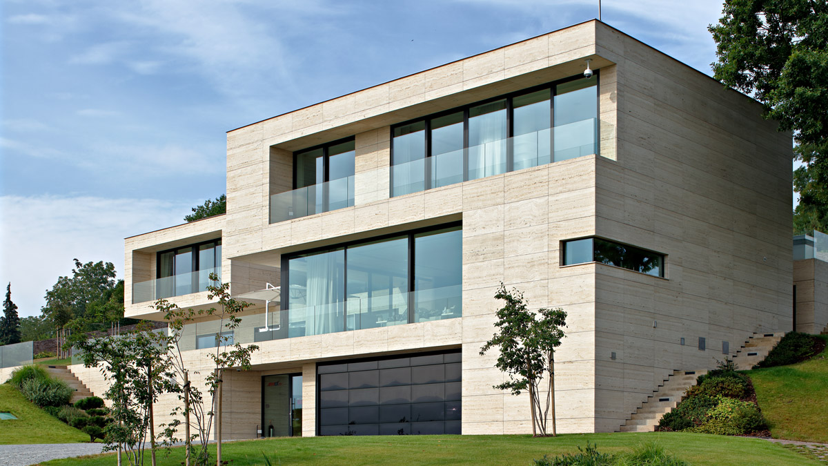 Modernes Wohnhaus mit großen Fensterflächen als Beispiel für Fenster- und Fassadenlösungen