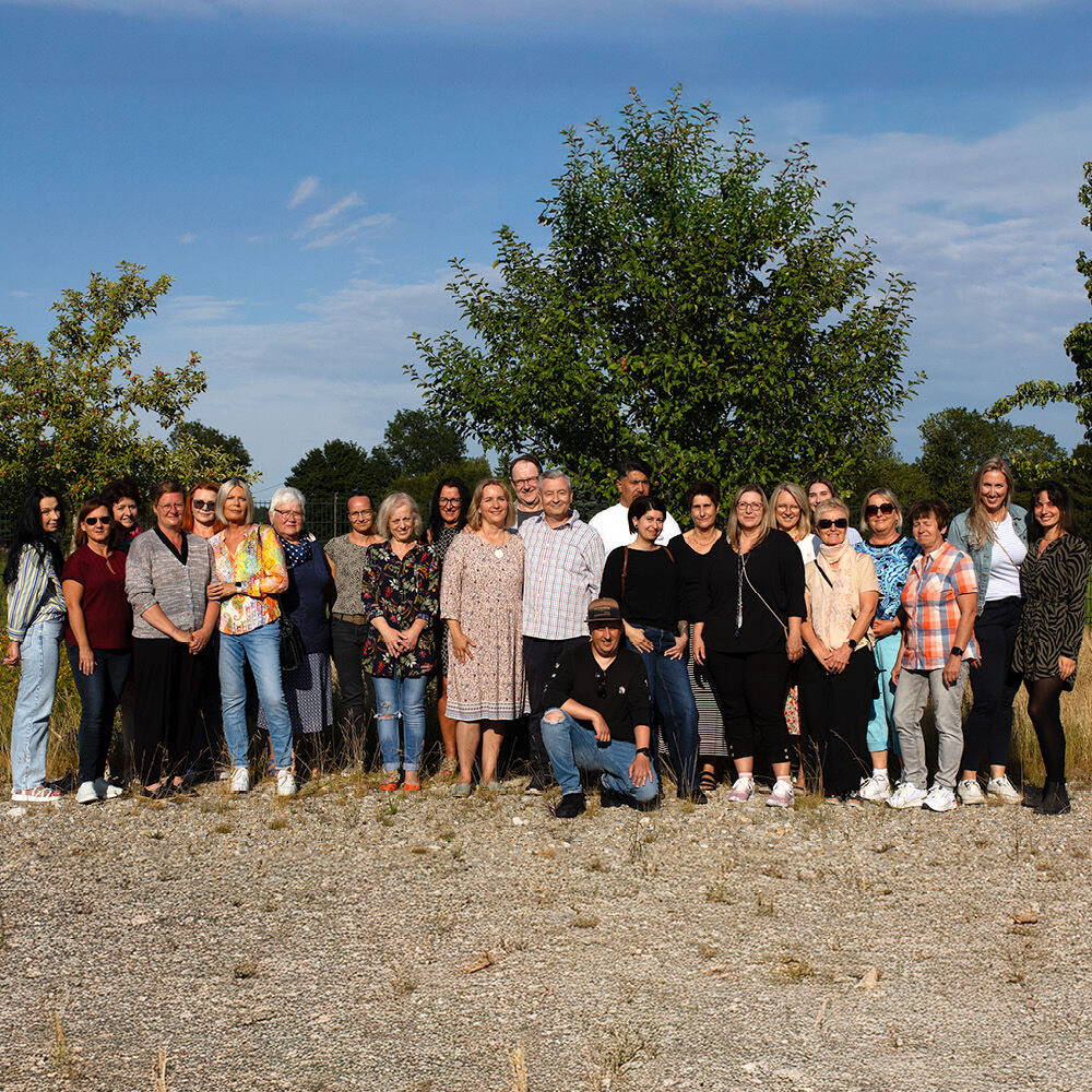 Teamaufnahme von Greendoor Naturkosmetik im Außenbereich