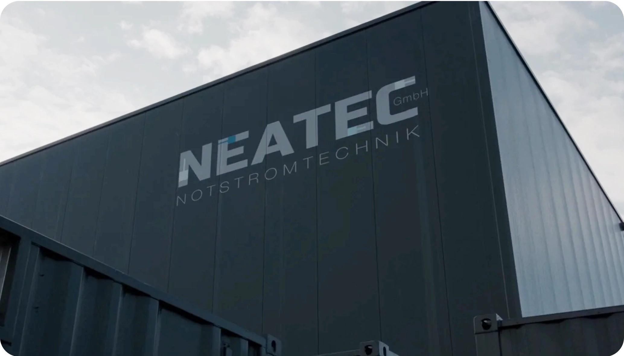 Technischer Einsatzbereich der NEATEC GmbH mit Arbeiten an Energie- und Notstromtechnik