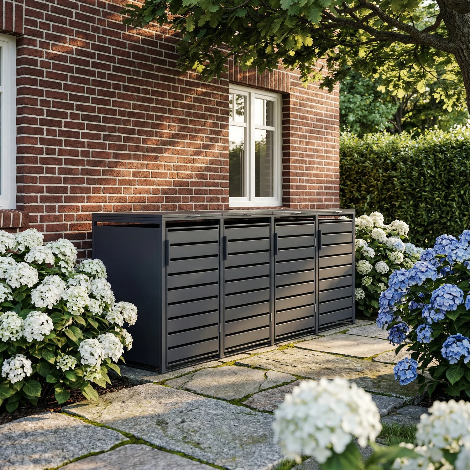 TREVANO Mülltonnenbox in Anthrazit vor einem Wohnhaus mit Gartenbepflanzung